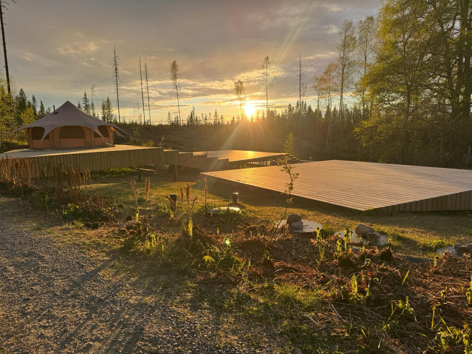 Glamping & Yoga-Decks im schwedischen Sonnenuntergang